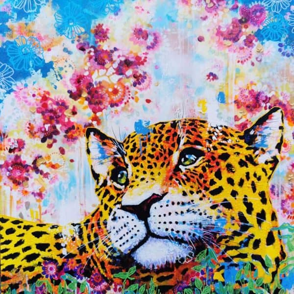 Tigre peint à la main avec des fleurs colorées, style artistique abstrait et contemporain.