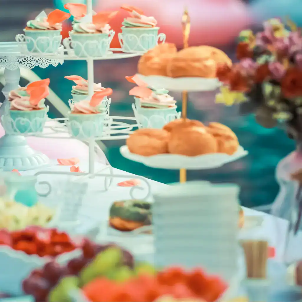 Desserts élégants et colorés sur un plateau artistique.
